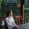 数字消费权益研究员肖像照，女性形象，温和自信神态